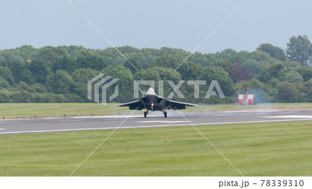 アメリカ空軍F-22ラプター着陸 78339310