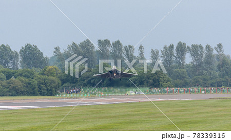アメリカ空軍F-22ラプター着陸 78339316