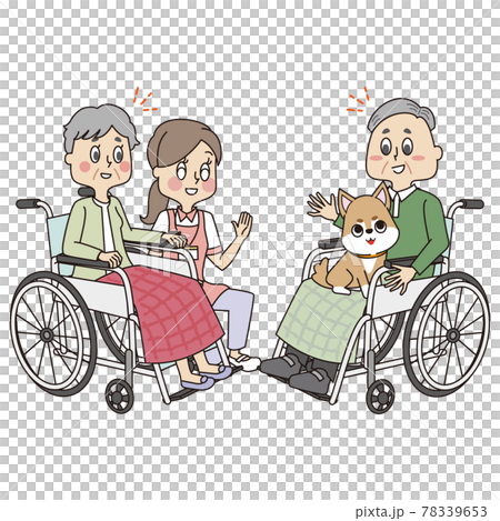 ドッグセラピーを受ける車椅子のシニアの男性と女性と見守る女性ヘルパー 78339653