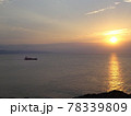 水平線に映る夕焼けと船 78339809