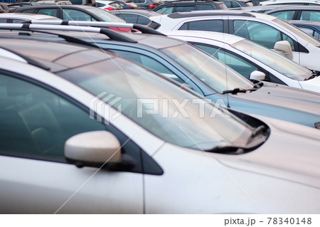 Parking with cars and no spaces. 78340148