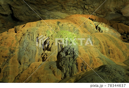 【山口県】秋芳洞の鍾乳石 【山口県】秋芳洞の鍾乳石 78344637