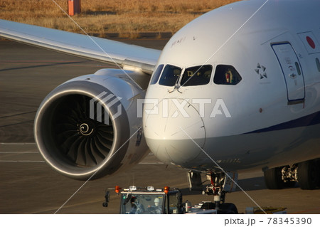 トーイングされる旅客機　ANA ボーイング787 78345390