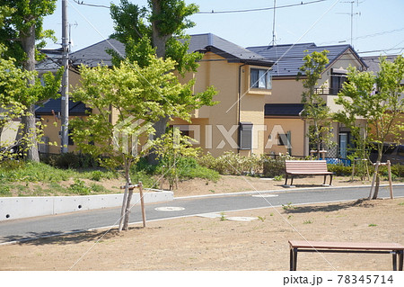 岡村西公園から見える閑静でおしゃれな住宅地の写真素材