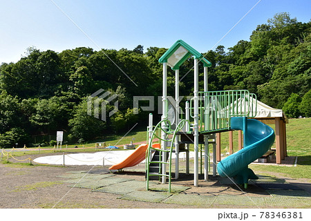 神奈川県中郡二宮町 ラディアン花の丘公園の遊具と新緑の写真素材