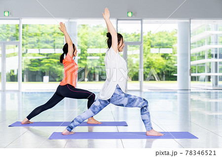 ジムでヨガをする若い女性ジム ジムでヨガをする若い女性ジム 78346521