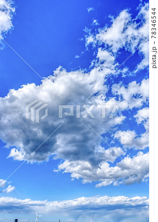 青空と白い雲と風力発電 横浜 青空と白い雲と風力発電 横浜 78346544