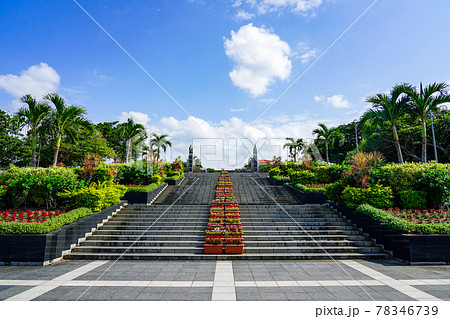 沖縄の青い空と青い海、海洋博公園の中央ゲートに至る美しい花壇のある石段 78346739