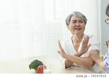 高齢者 年配 年寄り 78347910