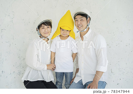 防災頭巾をかぶる子供とヘルメットを装着する親 78347944