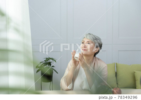 食べる 食事をする 食事 78349296