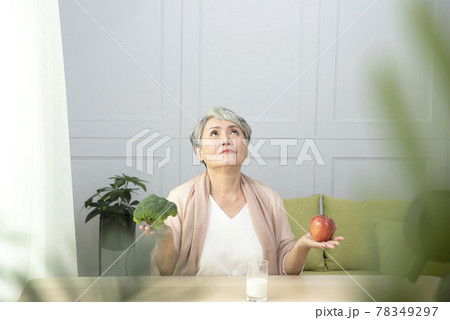 食べる 食事をする 食事 78349297