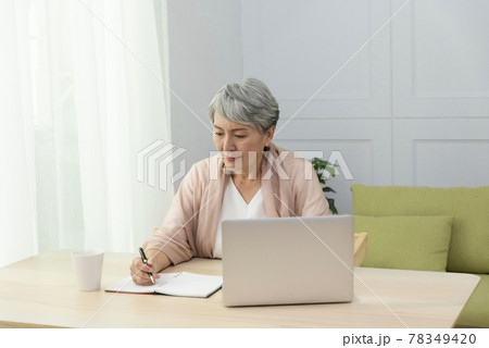 女性 メス 女の人 78349420