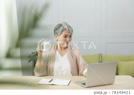女性 メス 女の人 78349421