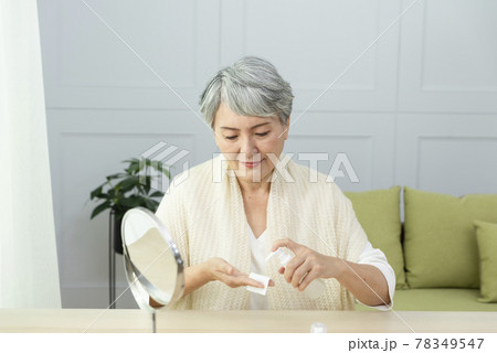 高齢者 年配 年寄り 78349547