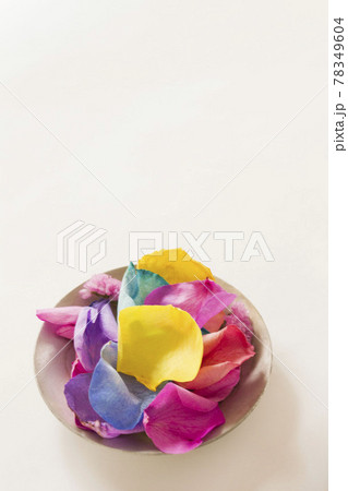 銀皿に盛った色とりどりのバラの花びら 銀皿に盛った色とりどりのバラの花びら 78349604