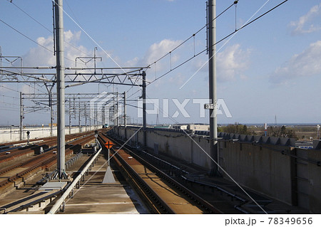 新青森駅より北へ進む、北海道新幹線E5系(単独:10両編成) 新青森駅より北へ進む、北海道新幹線E5系(単独:10両編成) 78349656