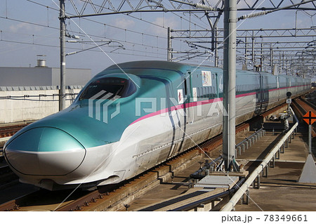 新青森駅より北へ進む、北海道新幹線E5系（単独：10両編成） 78349661