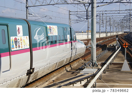 新青森駅より北へ進む、北海道新幹線E5系（単独：10両編成） 78349662