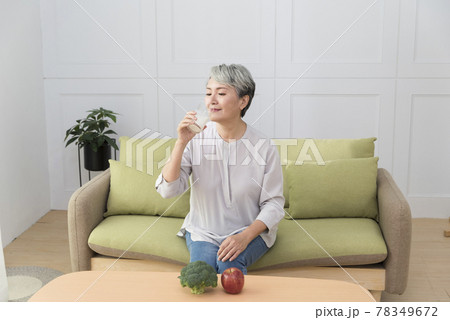 食べる 食事をする 食事 78349672