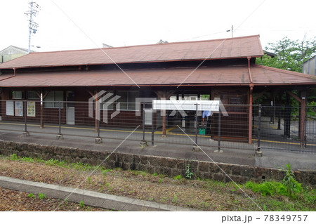 JR東海 武豊線 亀崎駅 ホームから駅舎裏 JR東海 武豊線 亀崎駅 ホームから駅舎裏 78349757