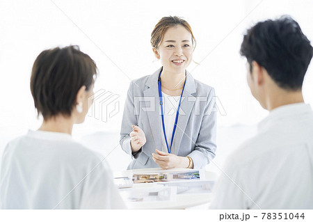 夫婦に不動産を営業するスーツ姿の女性 夫婦に不動産を営業するスーツ姿の女性 78351044