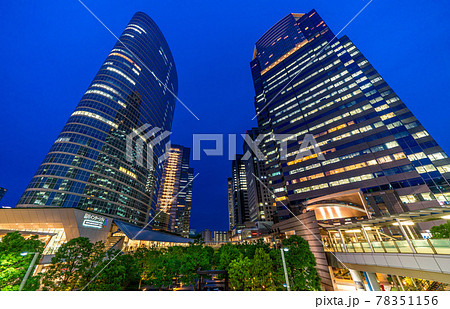 日本の東京都市景観 品川駅前のオフィスビル群などを望む(夜景) 日本の東京都市景観 品川駅前のオフィスビル群などを望む(夜景) 78351156