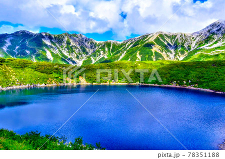 夏の標高2450m級の日本の山。富山県立山連峰室生堂の景色。みくりが池 夏の標高2450m級の日本の山。富山県立山連峰室生堂の景色。みくりが池 78351188