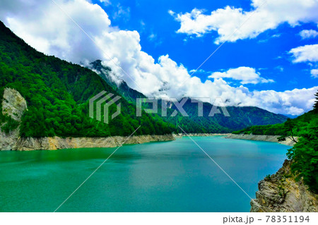 夏の標高1470m級の日本の山。富山県立山連峰黒部ダムの景色。黒部湖 78351194