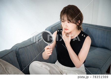 鏡を見る若い女性 鏡を見る若い女性 78351569