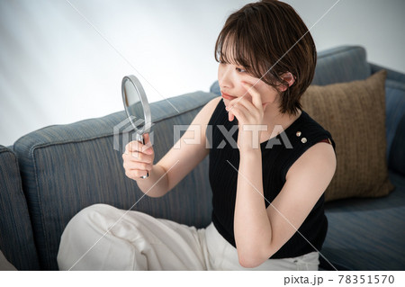 鏡を見る若い女性 78351570