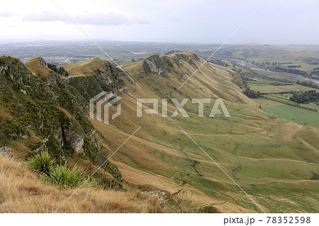雨霧にけぶる不思議に大地が隆起するテマタピーク【ニュージーランド】 雨霧にけぶる不思議に大地が隆起するテマタピーク【ニュージーランド】 78352598