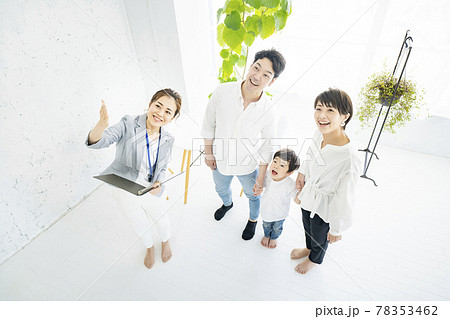 不動産の業者からインテリアの説明を受ける家族 不動産の業者からインテリアの説明を受ける家族 78353462