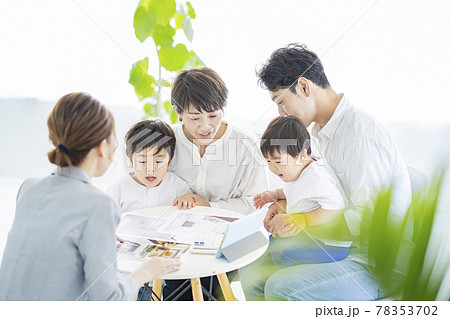 スーツ姿の女性からインテリアの説明を受ける家族 スーツ姿の女性からインテリアの説明を受ける家族 78353702