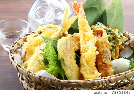 竹かごの天ぷら盛り合わせと冷酒 竹かごの天ぷら盛り合わせと冷酒 78353845