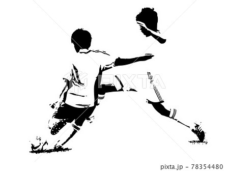 ボールをキックする瞬間のシルエット ボールをキックする瞬間のシルエット 78354480