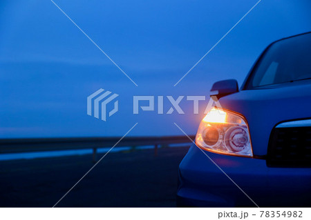 自動車のウィンカー点灯 78354982