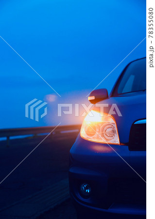 自動車のウィンカー点灯 78355080