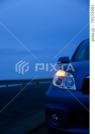 自動車のウィンカー点灯 78355082