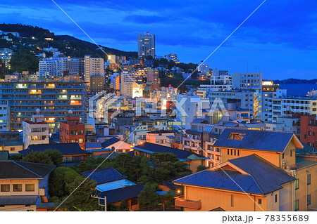 【静岡県】熱海温泉街の夜景 【静岡県】熱海温泉街の夜景 78355689