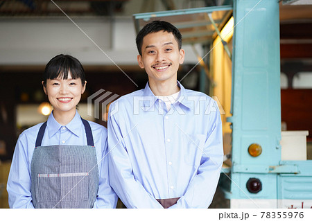 キッチンカーの前に立つ夫婦 78355976
