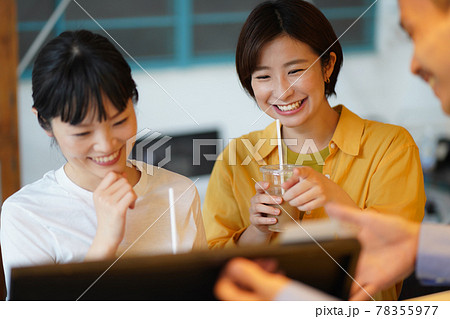 カフェでメニューを見る女性 78355977