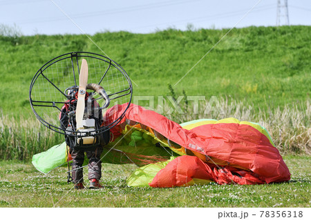モーターパラグライダーの準備 モーターパラグライダーの準備 78356318