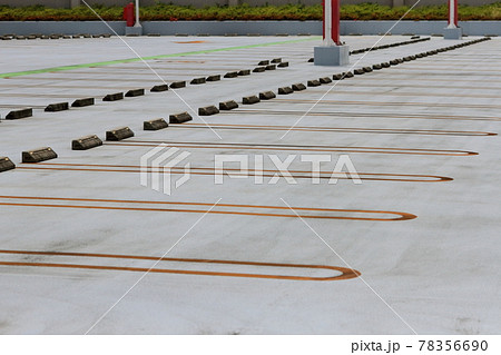 屋上の駐車場　イメージ 78356690