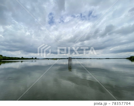 曇天の渡良瀬貯水池 78357704