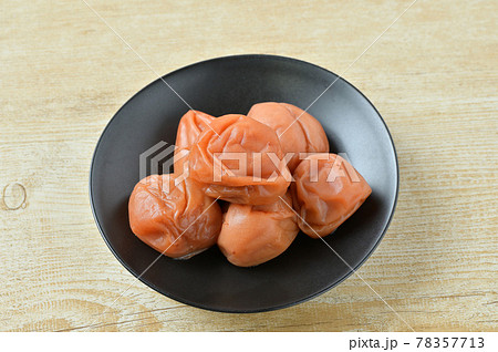 梅干し、うめ干し、調味梅干し、漬物、和食、梅の果実。 梅干し、うめ干し、調味梅干し、漬物、和食、梅の果実。 78357713
