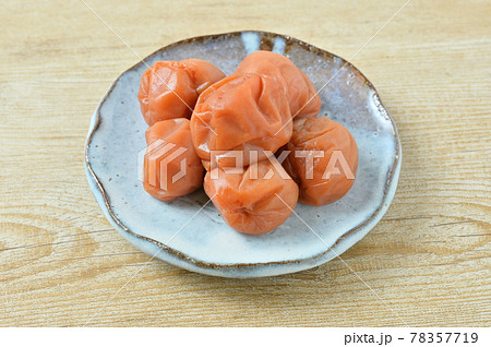 梅干し、うめ干し、調味梅干し、漬物、和食、梅の果実。 梅干し、うめ干し、調味梅干し、漬物、和食、梅の果実。 78357719