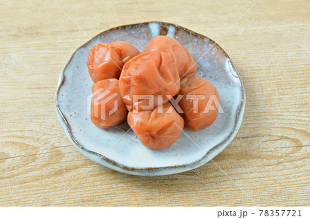 梅干し、うめ干し、調味梅干し、漬物、和食、梅の果実。 梅干し、うめ干し、調味梅干し、漬物、和食、梅の果実。 78357721