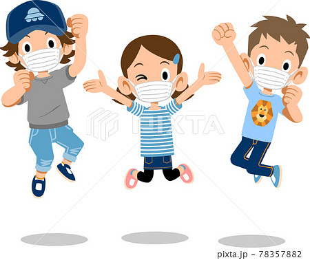 マスクをつけて元気にジャンプする男女の子どもたち 78357882
