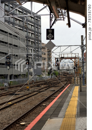 駅　ホーム　遠くに電車　停車位置表示　縦位置　標準画角遠景　遠近感と奥行き感 78358780